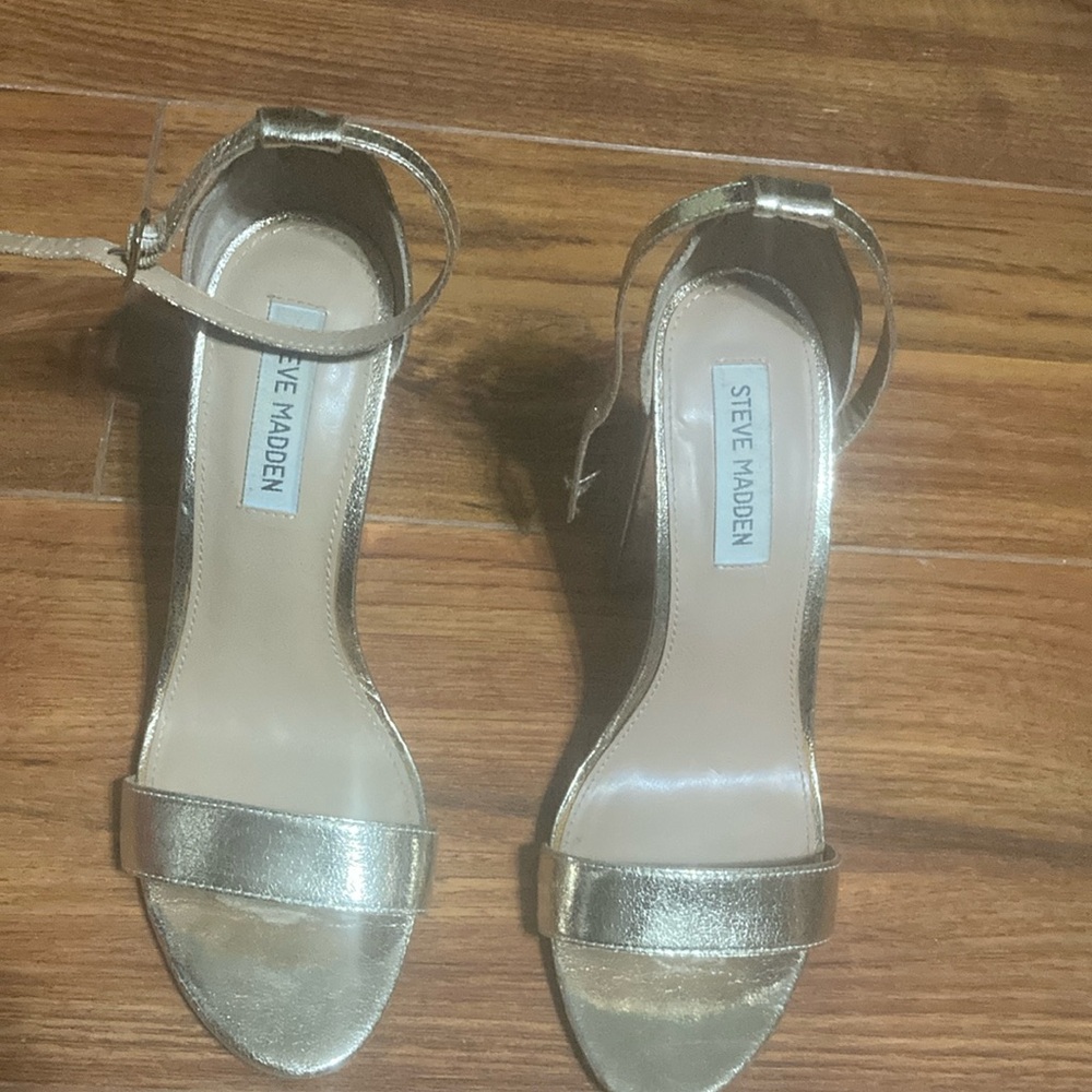 Steve Madden Gold Heels with Sophisticated Design